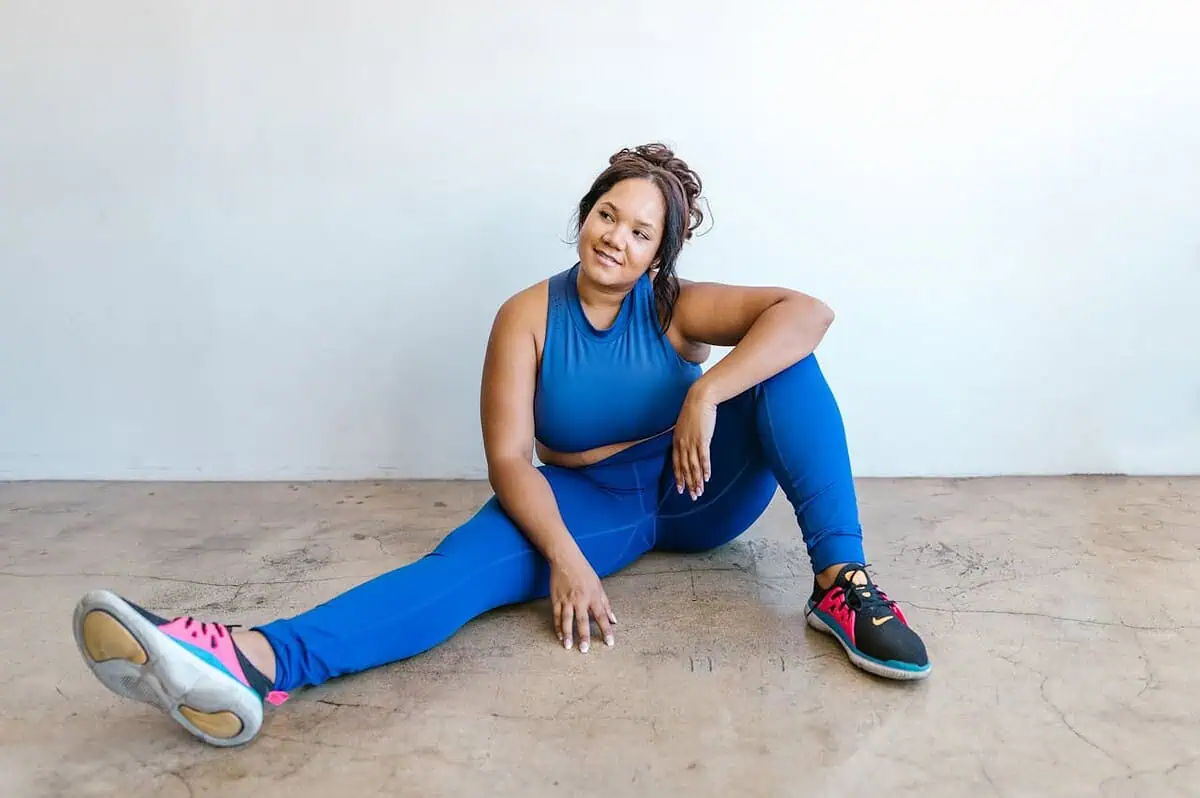 Legginsy plus size – przewodnik po krojach, materiałach i stylizacjach
