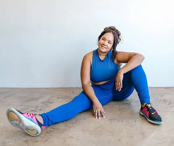 Legginsy plus size – przewodnik po krojach, materiałach i stylizacjach