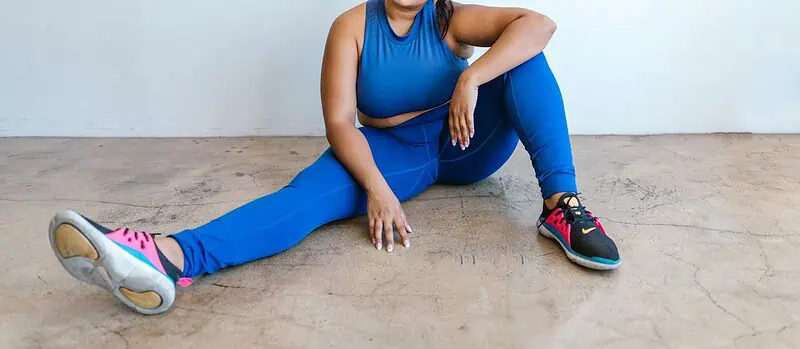 Legginsy plus size – przewodnik po krojach, materiałach i stylizacjach