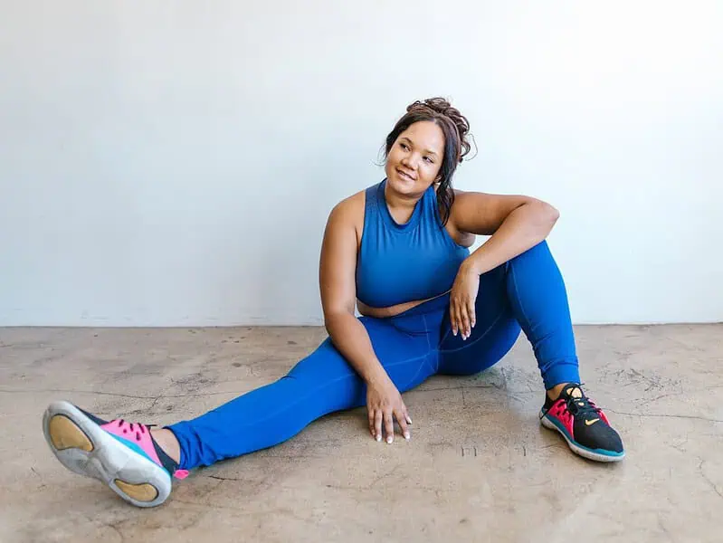 Legginsy plus size – przewodnik po krojach, materiałach i stylizacjach