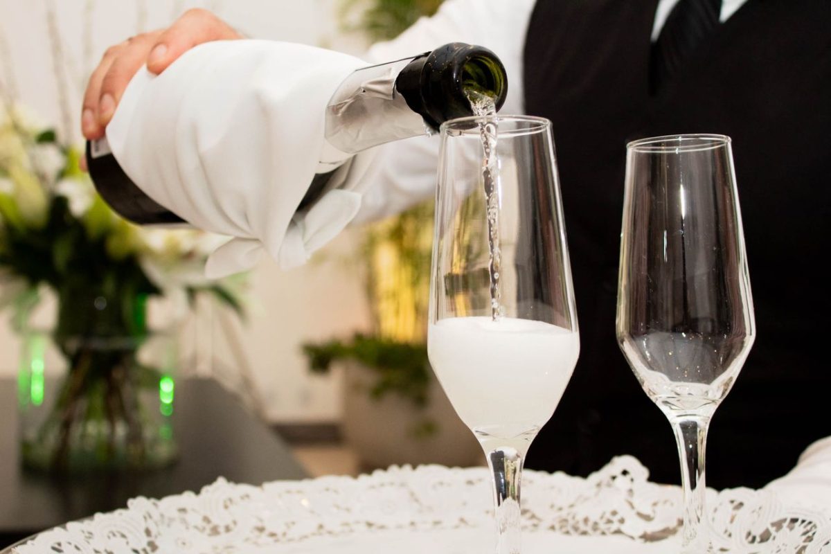 Barman na wesele: cena, zakres usługi i czynniki wpływające na koszt