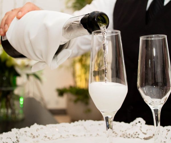 Barman na wesele: cena, zakres usługi i czynniki wpływające na koszt