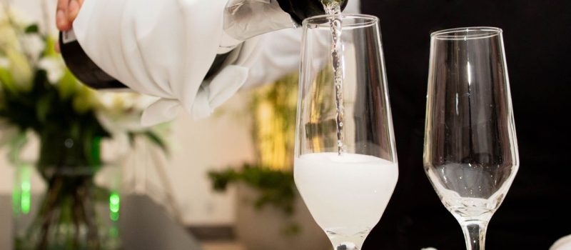 Barman na wesele: cena, zakres usługi i czynniki wpływające na koszt
