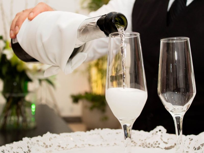 Barman na wesele: cena, zakres usługi i czynniki wpływające na koszt