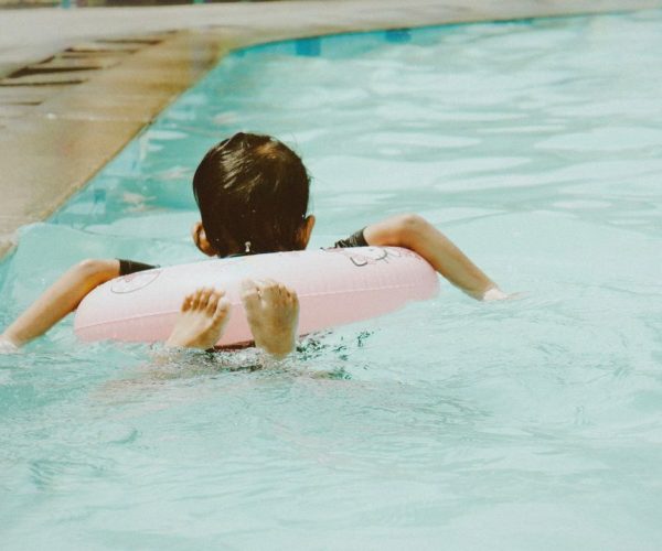 Przedszkolak uczy się płynąć: czego można oczekiwać po pierwszym semestrze?