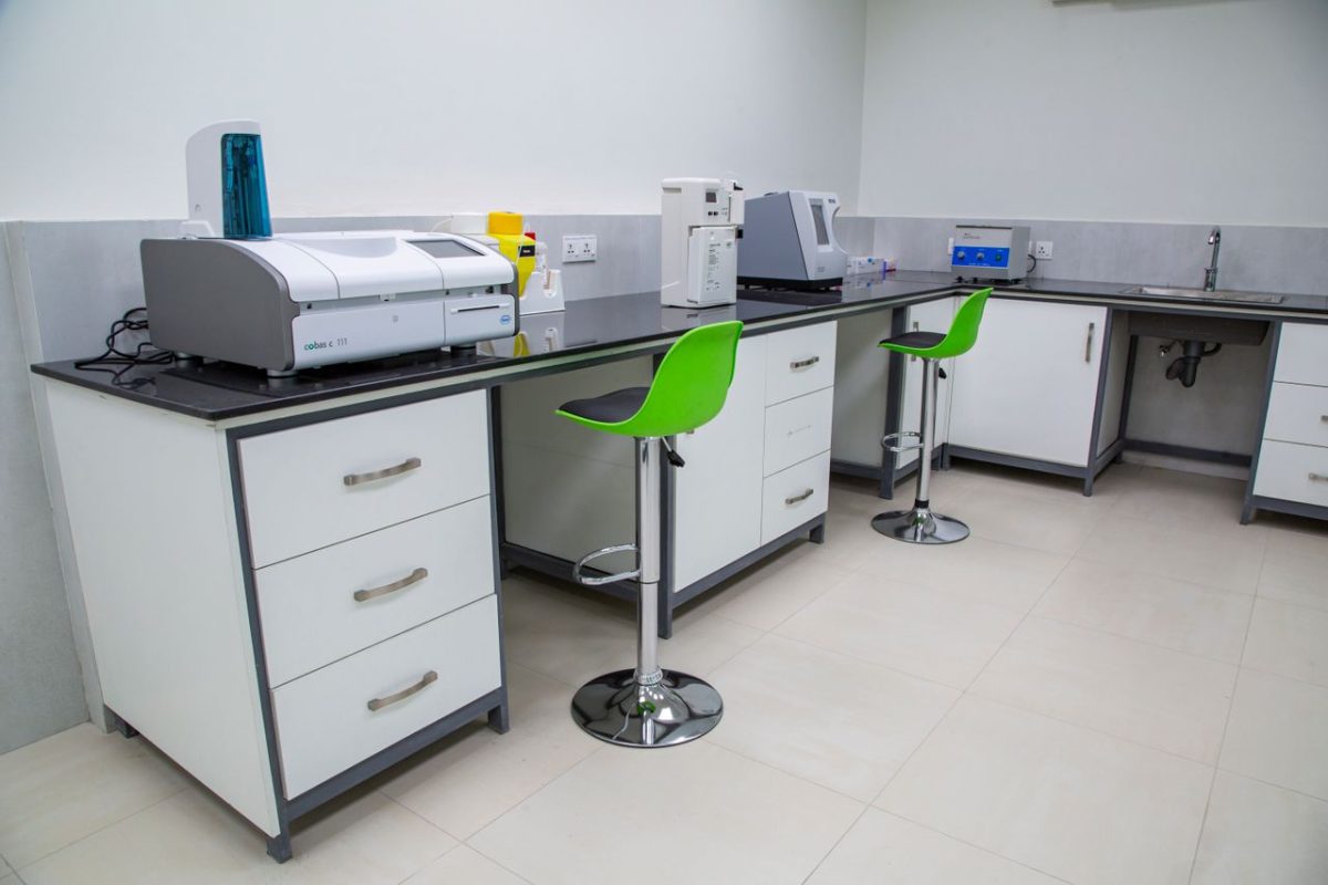 Projekt i wyposażenie nowoczesnego laboratorium od podstaw – kluczowe zasady ergonomii i bezpieczeństwa (BHP)