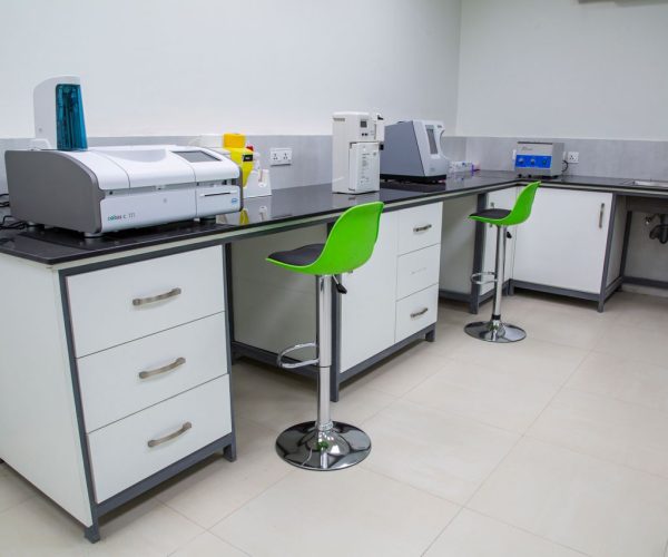 Projekt i wyposażenie nowoczesnego laboratorium od podstaw – kluczowe zasady ergonomii i bezpieczeństwa (BHP)