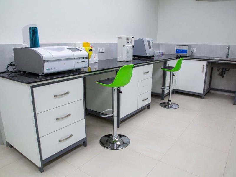 Projekt i wyposażenie nowoczesnego laboratorium od podstaw – kluczowe zasady ergonomii i bezpieczeństwa (BHP)