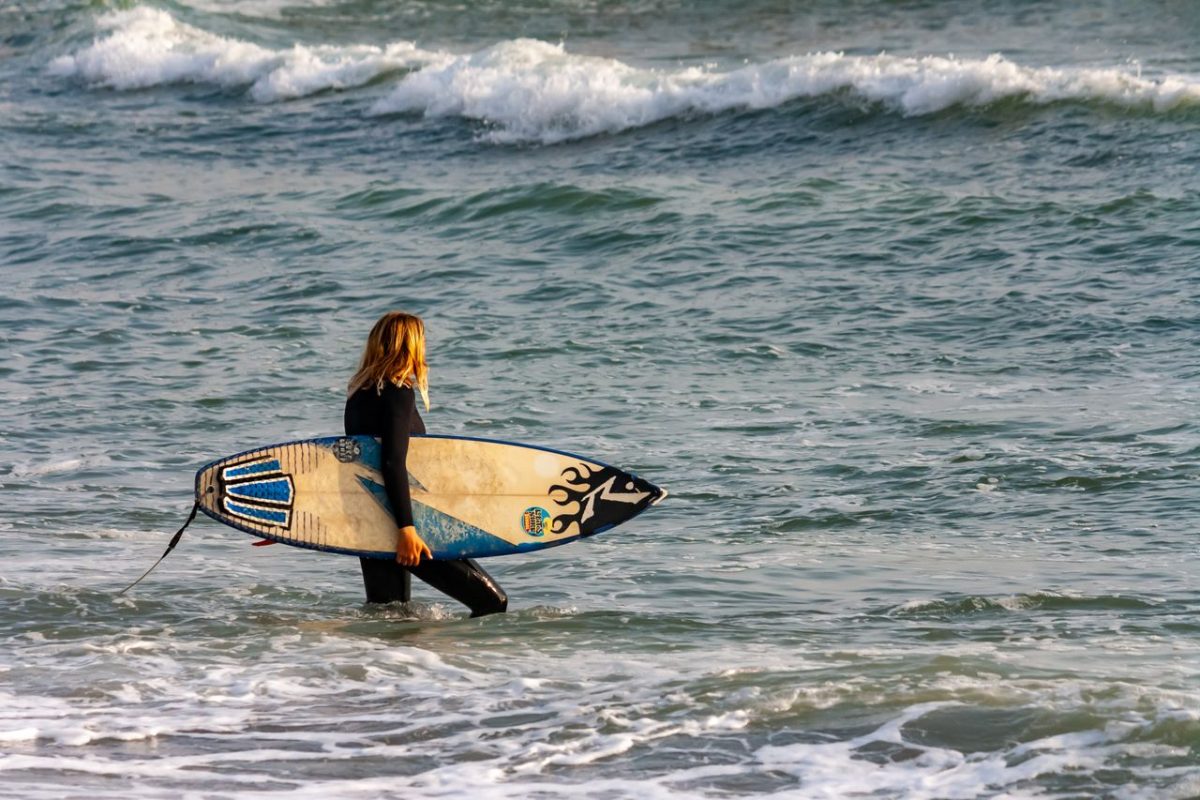 Nauka surfingu od zera: gdzie w Europie złapać pierwszą falę?