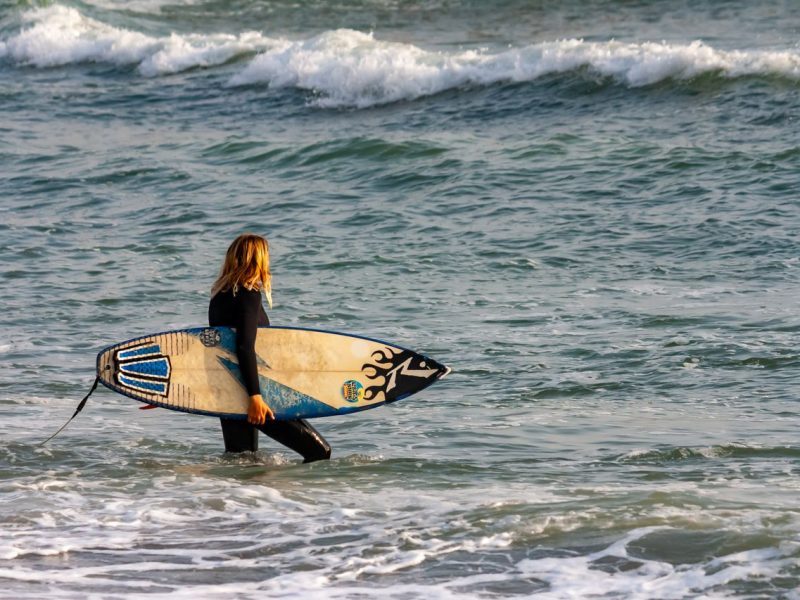 Nauka surfingu od zera: gdzie w Europie złapać pierwszą falę?