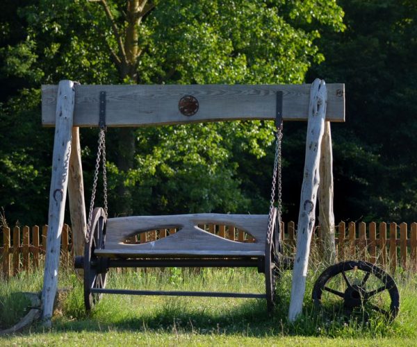 Huśtawka na własnym podwórku: jaka wysokość, jakie podłoże, jakie mocowanie