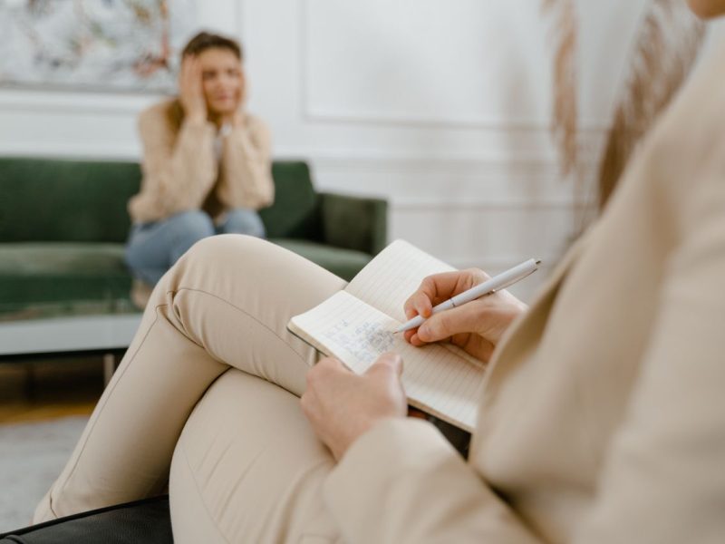 Jak wybrać psychoterapeutę i nie zrazić się po pierwszej sesji?