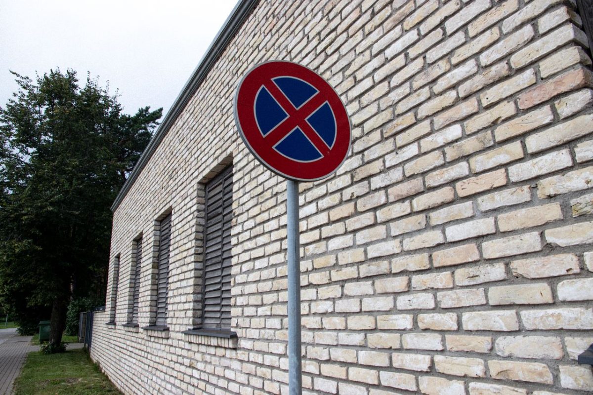Zakaz wjazdu na osiedlu — jak go oznaczyć skutecznie i zgodnie z przepisami