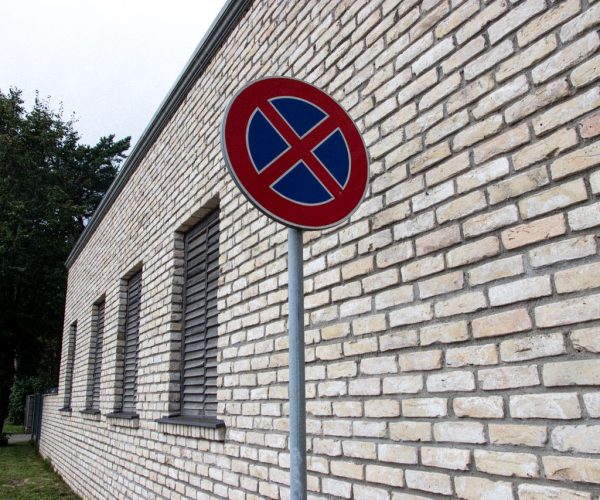 Zakaz wjazdu na osiedlu — jak go oznaczyć skutecznie i zgodnie z przepisami