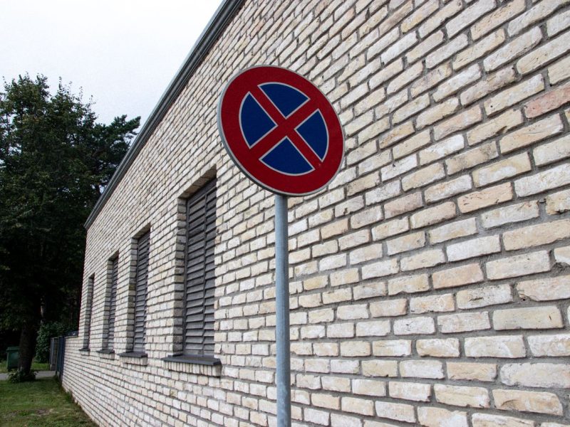 Zakaz wjazdu na osiedlu — jak go oznaczyć skutecznie i zgodnie z przepisami